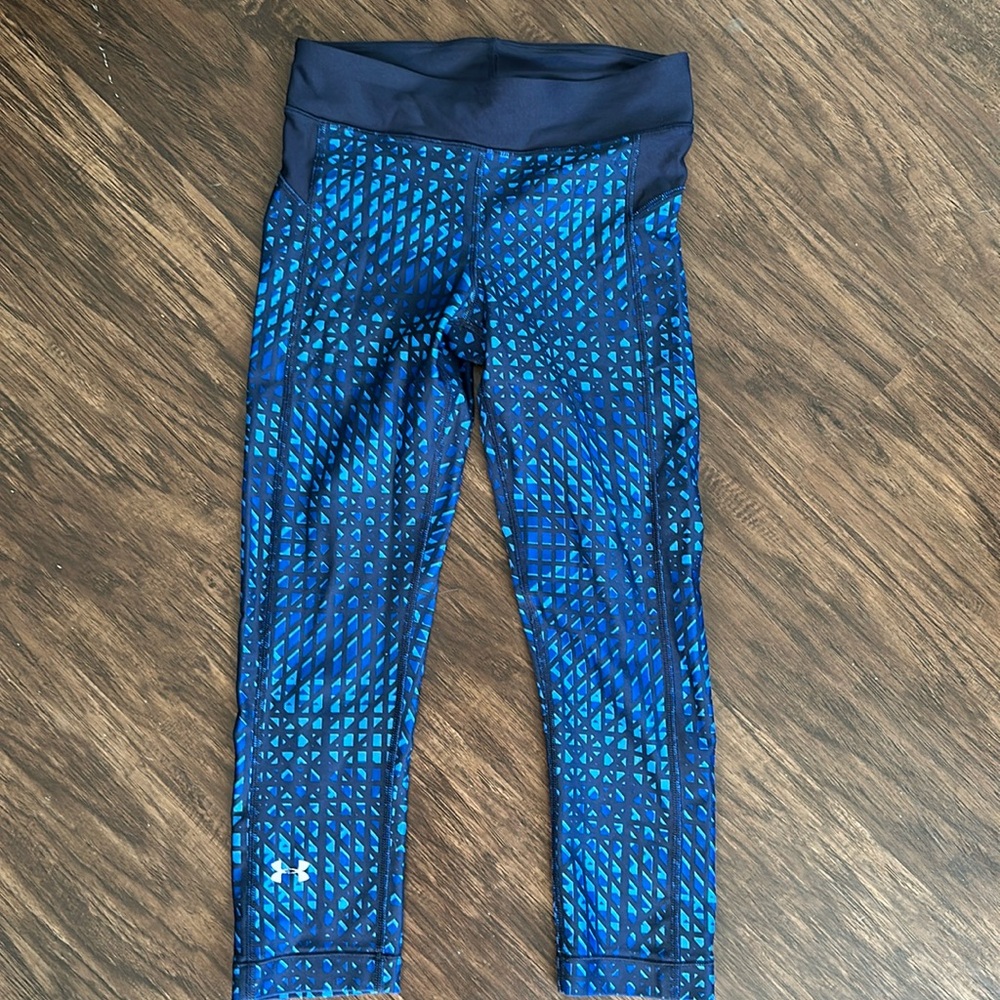 Blue patterned Under Armour capri athletic legging. Size XS